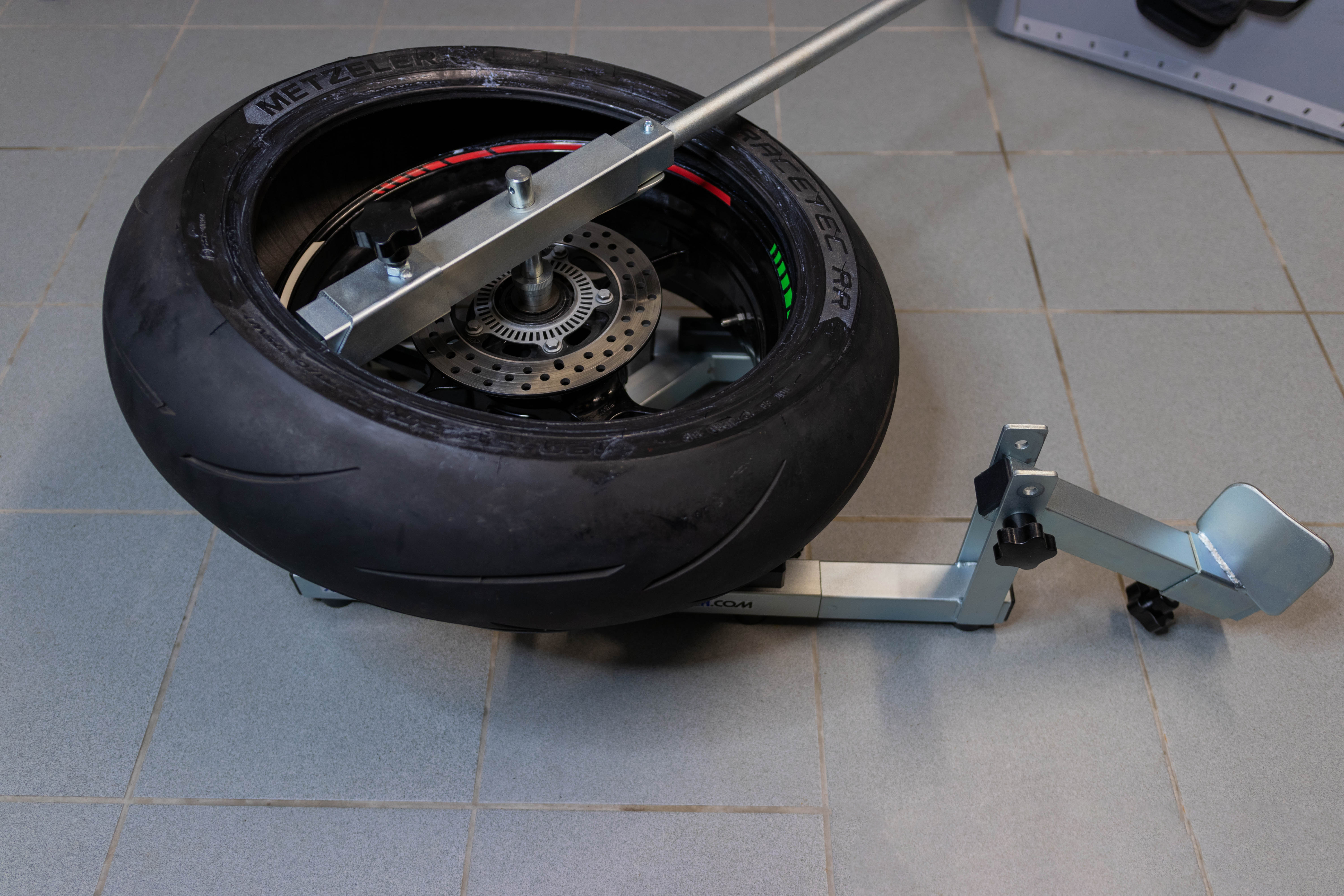 MAX2H® Reifenmontiergerät MG-X mit Wuchtbock, Starterpaket (Klebegewicht schwarz) und Tasche
